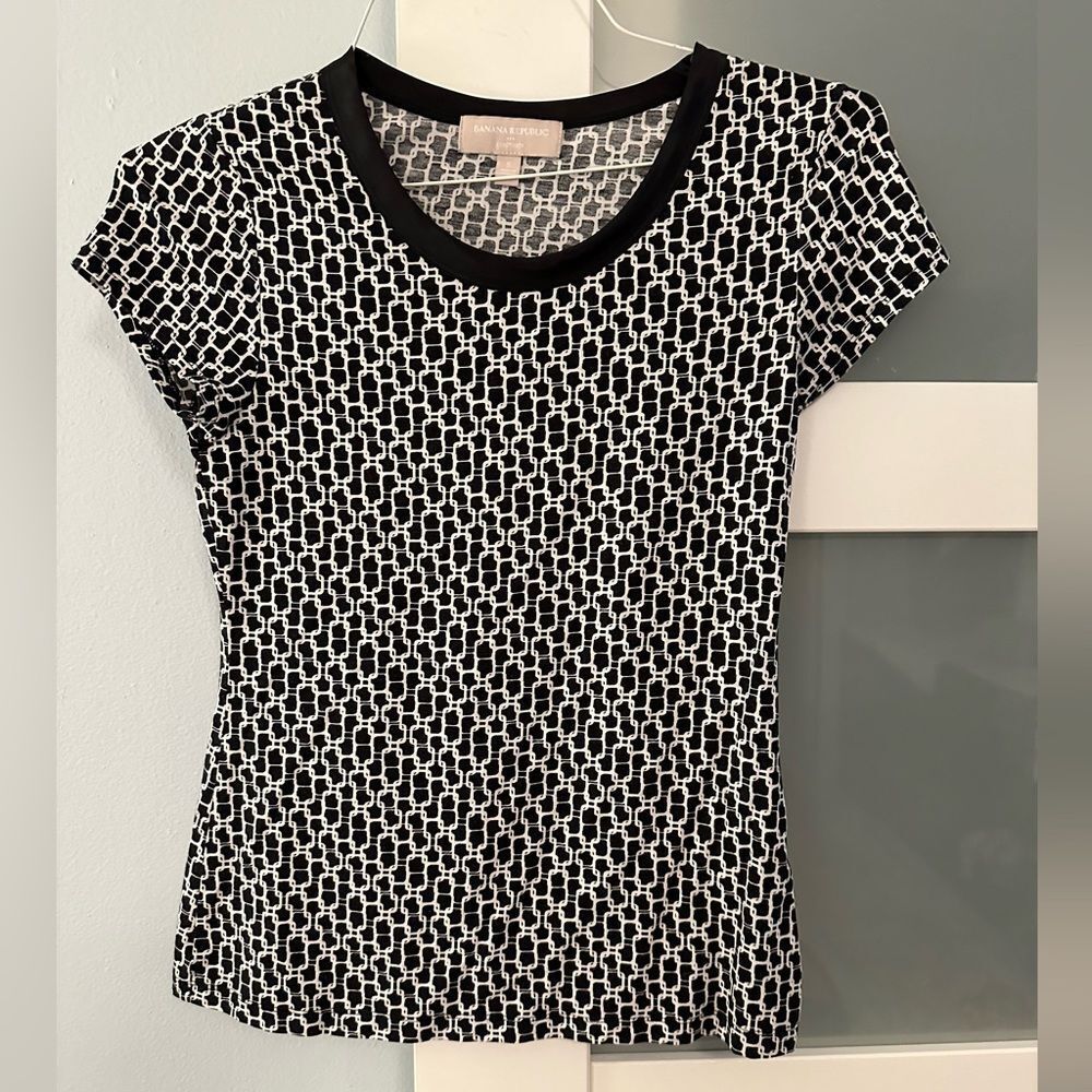 4/$25 Banana Republic Top